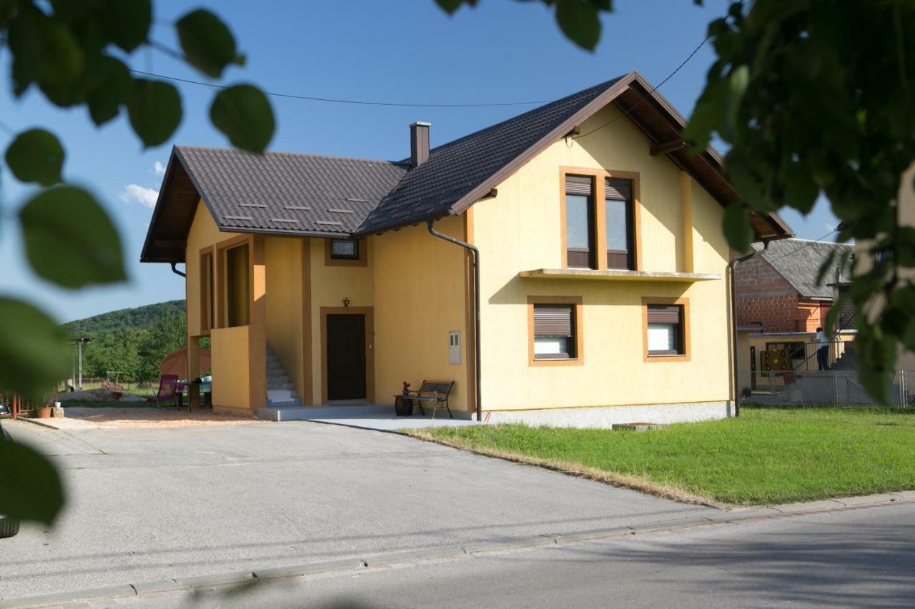 Apartman Lori Оточац Экстерьер фото