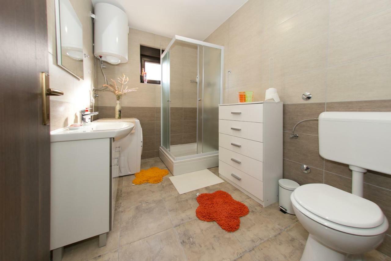 Apartman Lori Оточац Экстерьер фото