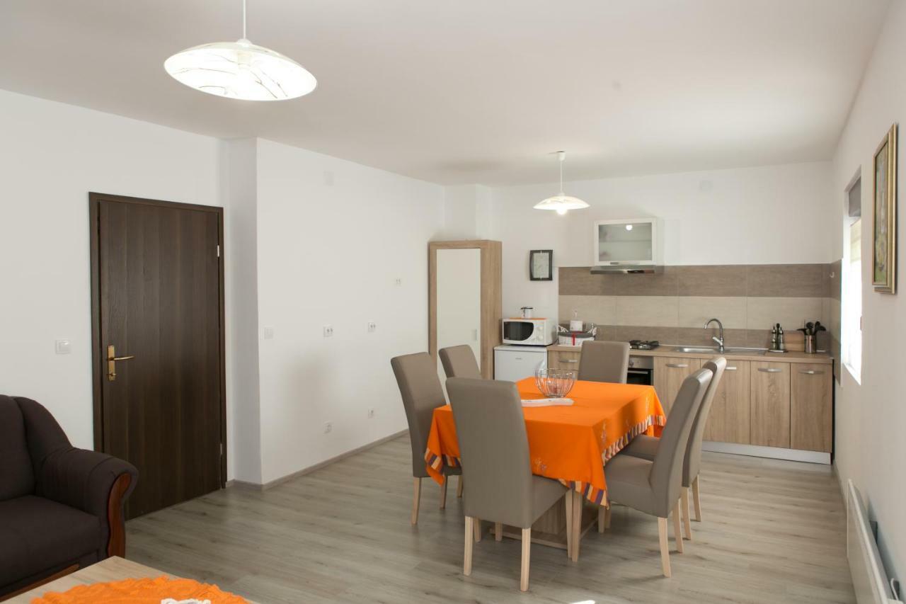 Apartman Lori Оточац Экстерьер фото