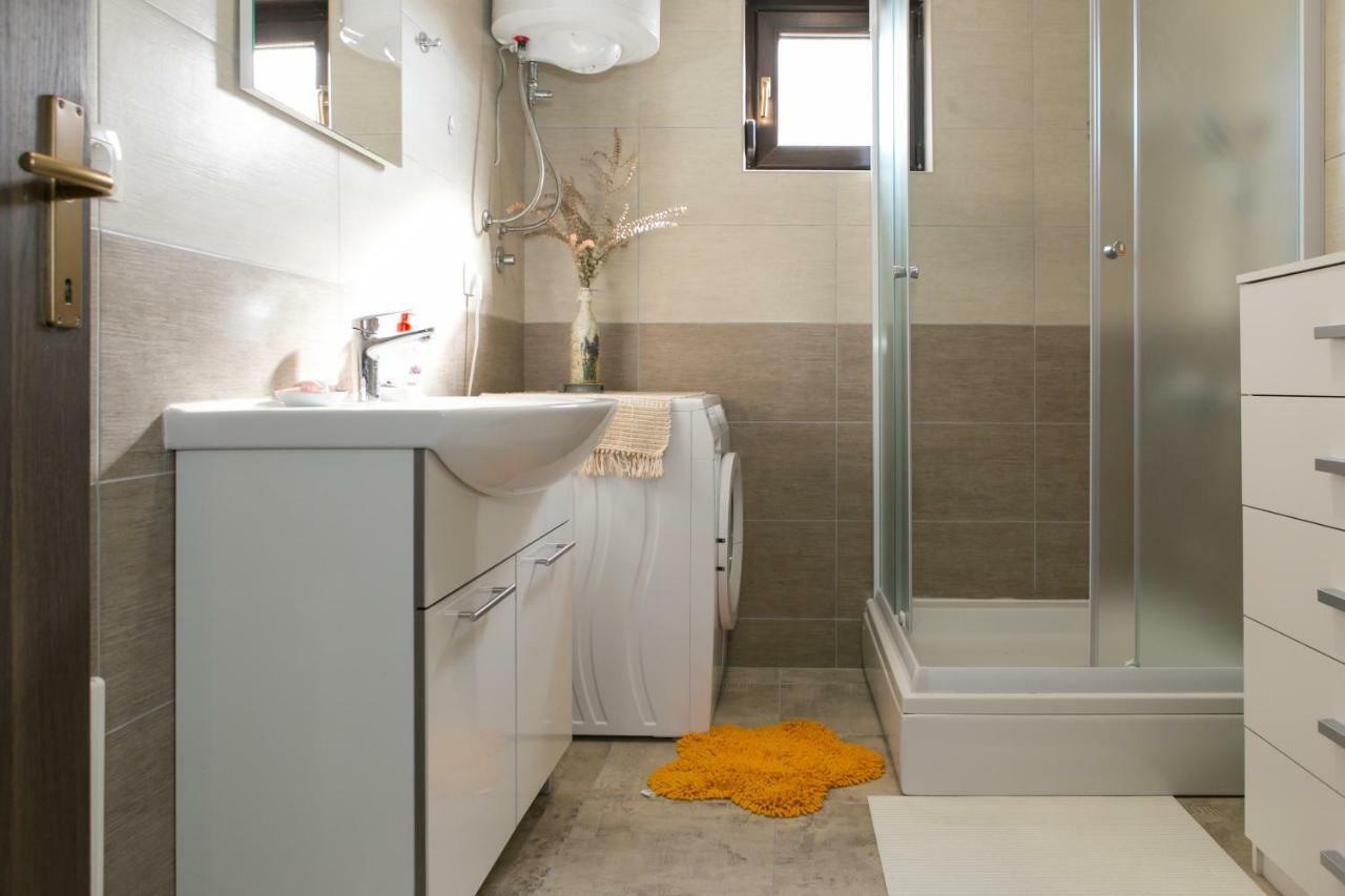 Apartman Lori Оточац Экстерьер фото