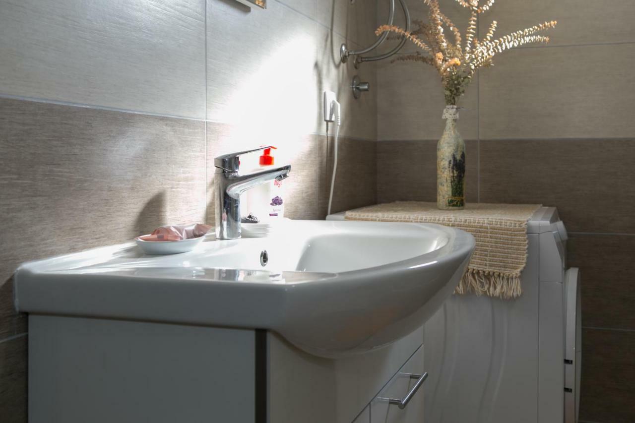 Apartman Lori Оточац Экстерьер фото