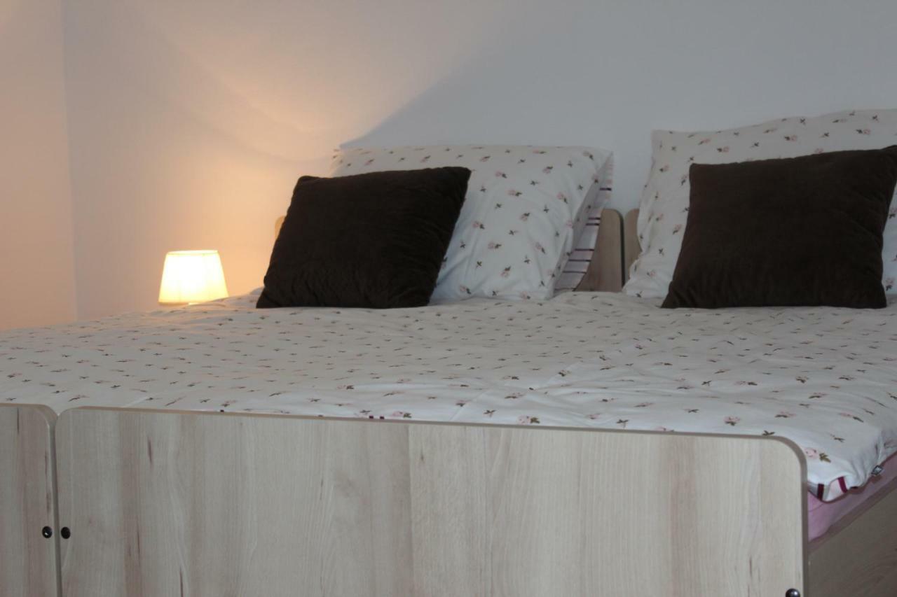 Apartman Lori Оточац Экстерьер фото